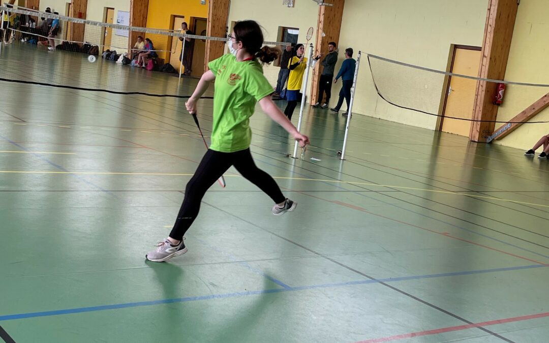 Une collégienne au régional de badminton